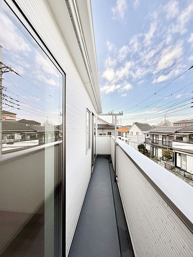 ◆1号棟◆〜Balcony〜　大きな空に囲まれた気持ちのいい家。バルコニーを覗くだけで圧倒的な開放感に包まれます。バルコニーは陽がさしこみお布団や洗濯物を気持ちよく干すことができます。