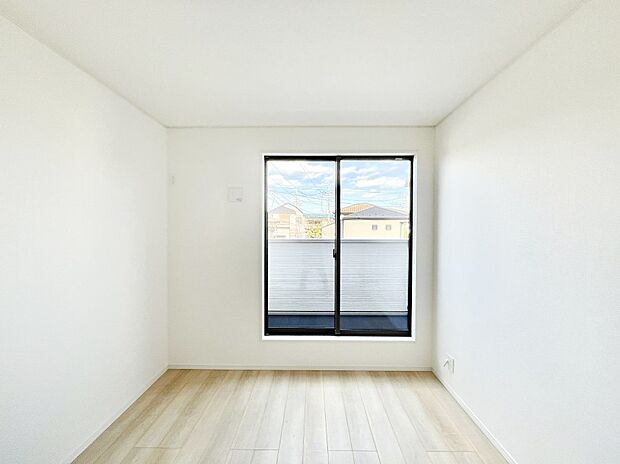 ◆1号棟◆〜Bed Room〜　バルコニーからの採光で朝もスッキリ目が覚めそうですね！穏やかな光が差し込む室内には、穏やかな時間が流れます。陽の恵みが感じられる、日当たりや通風がとても良い住まい♪