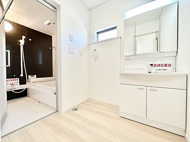 ◆1号棟◆〜Dressing Room〜　暗くなりがちな洗面所も窓があると採光と換気が可能なので気持ちよくお使い頂けます。三面鏡タイプの洗面台は鏡裏収納で散らかりがちな洗面所もスッキリ♪