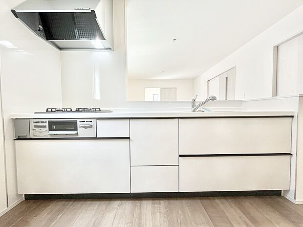 ～Kitchen～　広くて使いやすいキッチンなら家族でいっしょに料理をつくったり、後片付けも手間なくできちゃいます♪収納もたっぷりあるので、いつもすっきりと清潔な印象を保てます。
