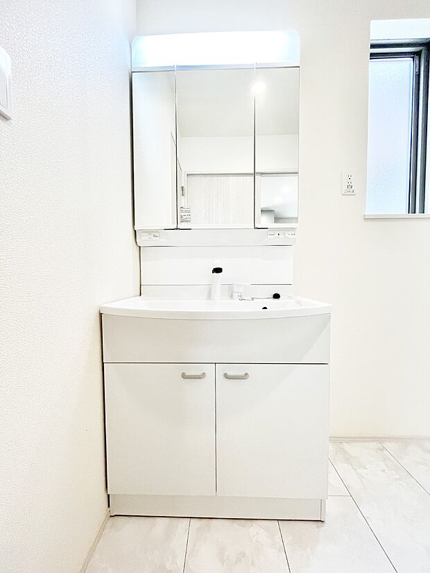 ～Dressing Room～  清潔感溢れる色合いで統一されていると、スッキリと整った印象をうけます。  鏡の裏にはたっぷりと収納スペースを標準装備！  水廻りは、シンプルかつ機能性を重視して。