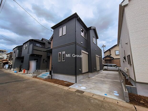 ◆A号棟◆~Exterior~ 堂々たる趣ながら、主張し過ぎずどこか余裕を感じさせるシャープなフォルムで佇む邸宅は、晴天の空と照らし合わせる事で、本来あるべき完成形の姿を見せてくれます。