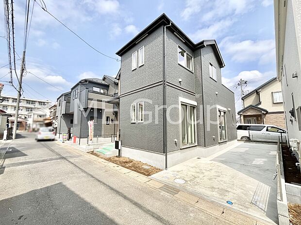 ～Exterior～　前面道路：南東 5m 公道、南西 4m 私道　住宅地になっているので車量も少なく、静かな立地です。子育て環境も良好です♪♪周辺環境もあわせてご案内させて頂きます。