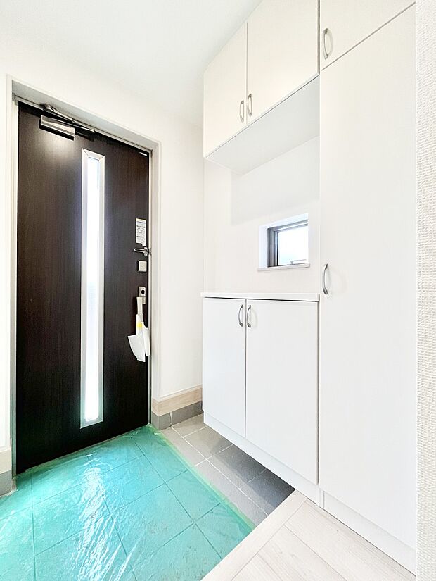 ◆B号棟◆~Entrance~ 家の中でお客様を迎える最初の場所である玄関は、家の印象そのものです!豊富な玄関収納で、常に綺麗に保つことが出来ます♪玄関にはたっぷり収納の下駄箱を完備!