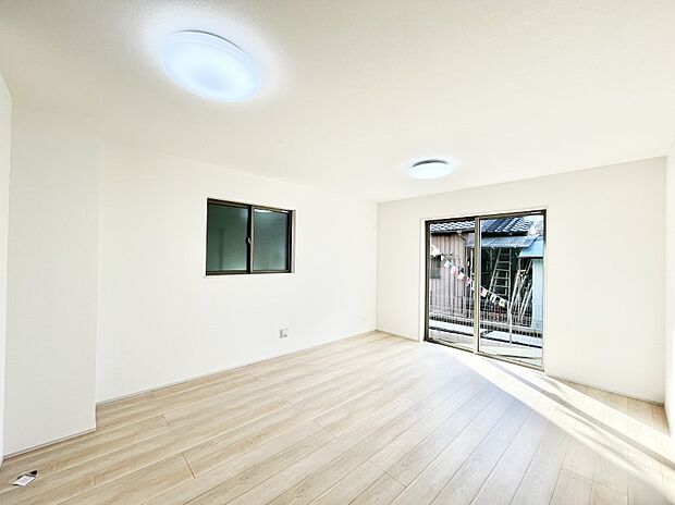 ◆B号棟◆~Living~ 飽きの来ないシンプルでおしゃれなLDK。大きな窓から日差しが差し込むので室内も明るく、家族の憩いの場としてピッタリです。開放感と日当たりの良さを是非ご覧ください!