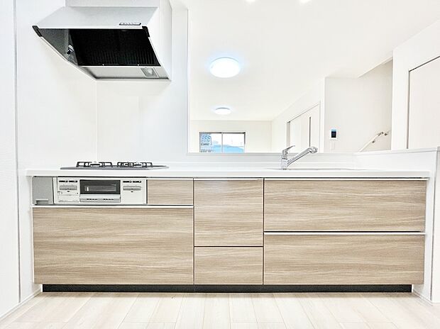 ◆B号棟◆~Kitchen~ 広くて使いやすいキッチンなら家族でいっしょに料理をつくったり、後片付けも手間なくできちゃいます♪収納もたっぷりあるので、いつもすっきりと清潔な印象を保てます。