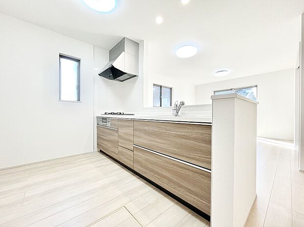 ◆B号棟◆~Kitchen~ 自然光が入る窓のあるキッチン☆毎日使う場所だからこそ、使い勝手を考慮しました。ゆったりとしたキッチンコーナーは質感豊かな仕上がりとなっております。