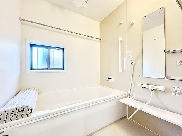 ◆B号棟◆~Bath Room~ 窓付きのバスルームは、採光もあり明るく気持ちの良い空間です。窓があることで、換気環境も良好。ゆったり寛げるバスルームで、毎日のバスタイムが楽しみになりそうです。