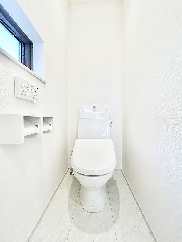 ◆B号棟◆~Toilet~ 清潔感のある水回り♪トイレはウォシュレット付きです◎トイレは毎日使わざるを得ないもの。いつも清潔を保ちたいですね。トイレが2ヶ所あるので朝の混雑時に便利です!