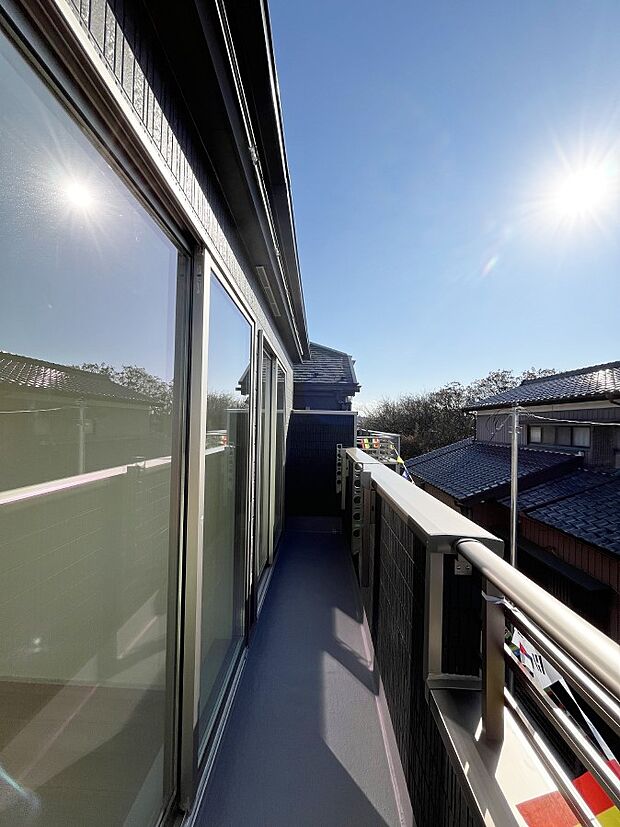 ◆B号棟◆~Balcony~ バルコニーは温かい陽がさしこみ、お布団や洗濯物を気持ちよく干すことができます。 使いやすく開放的なバルコニーです♪陽ざしがたっぷり降り注ぐ、バルコニー付き住まい。