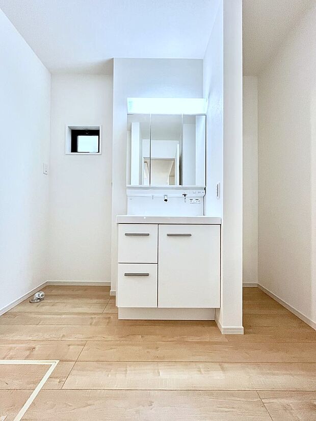 ~Dressing Room~ 暗くなりがちな洗面所も窓があると採光と換気が可能なので気持ちよくお使い頂けます。三面鏡タイプの洗面台は鏡裏収納で散らかりがちな洗面所もスッキリ♪