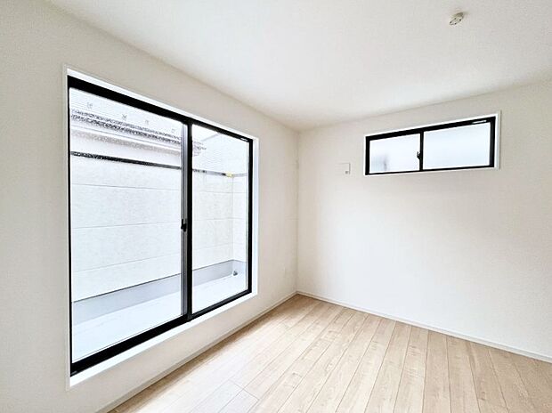 ～Bed Room～　2面採光を確保した明るい室内は、風通しも良く、大変居心地の良い空間となっております。爽やかな風を感じて起きる朝は、快適生活の始まりに！日当たりや通風がとても良い住まい♪