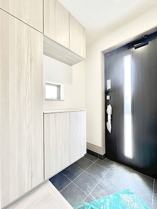 ◆A号棟◆～Entrance～　家の中でお客様を迎える最初の場所である玄関は、家の印象そのものです！豊富な玄関収納で、常に綺麗に保つことが出来ます♪玄関にはたっぷり収納の下駄箱を完備！