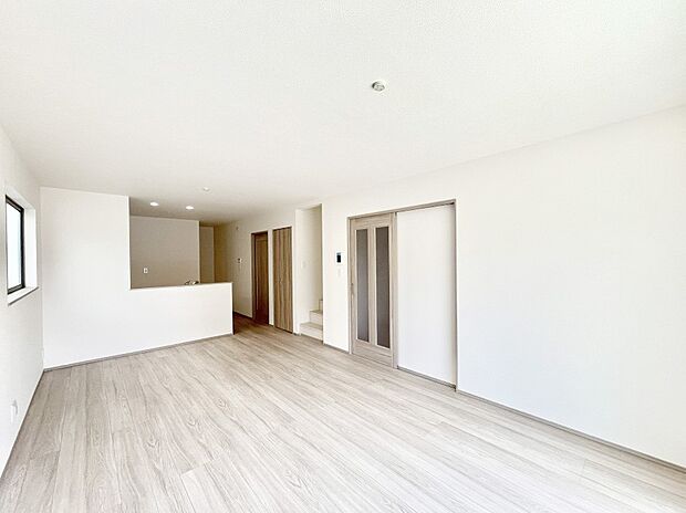 ◆A号棟◆～Living～　家族の食事や団らんのほか、子どもを遊ばせたり、友人を招いたりするLDKは住まいの中心。長時間過ごす場所だから、その空間は住まい全体の居心地を左右します。