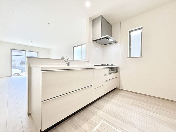 ◆A号棟◆～Kitchen～　自然光が入る窓のあるキッチン☆毎日使う場所だからこそ、使い勝手を考慮しました。ゆったりとしたキッチンコーナーは質感豊かな仕上がりとなっております。