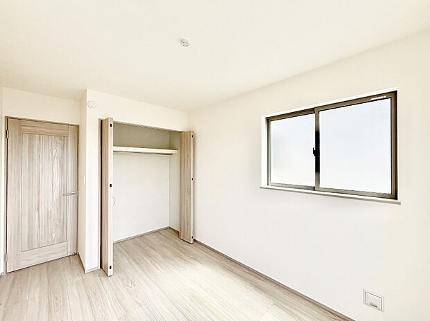 ◆A号棟◆～Bed Room～　子供部屋はお子様にとって大変重な役割があります。子供一人で過ごす空間を与えることで、宿題や勉強時間も自然と増えまた自ら部屋の片付けや掃除なども促すことに繋がります。