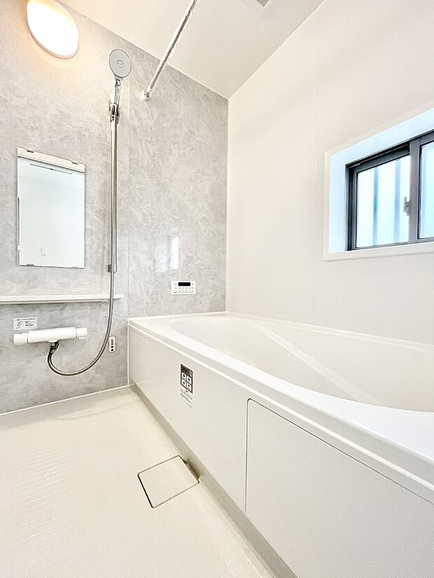 ◆A号棟◆～Bath Room～　窓付きのバスルームは、採光もあり明るく気持ちの良い空間です。窓があることで、換気環境も良好。ゆったり寛げるバスルームで、毎日のバスタイムが楽しみになりそうです。