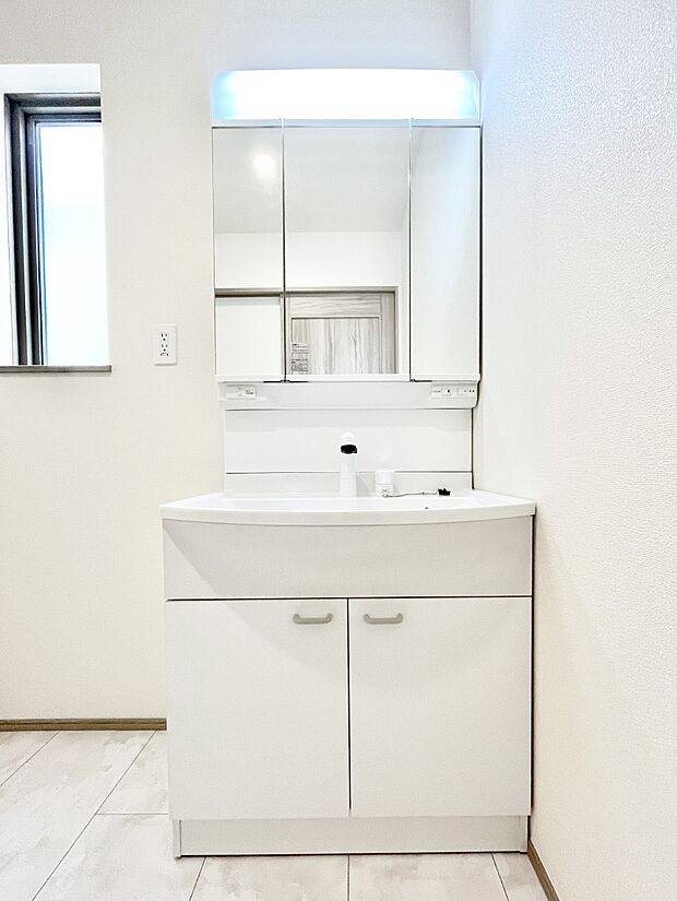 大きく見やすい三面鏡で清潔感ある洗面台は、身だしなみチェックや肌のお手入れにおすすめです。 