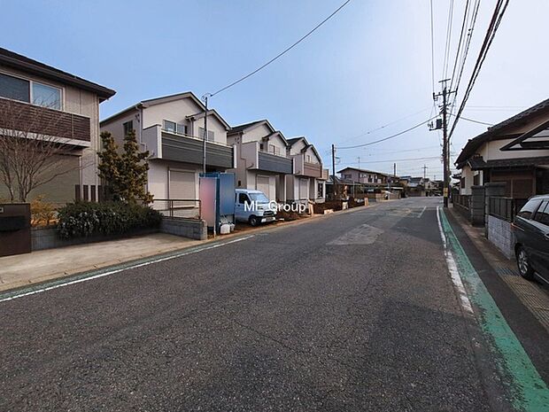 ~Exterior~ 前面道路:南 7.93m 公道 前面道路は閑静な住宅地をはしる車通りの少ない道路。駐車の出し入れもらくらくです!ご不明点・現地見学のご希望は、お気軽にお問い合わせください!