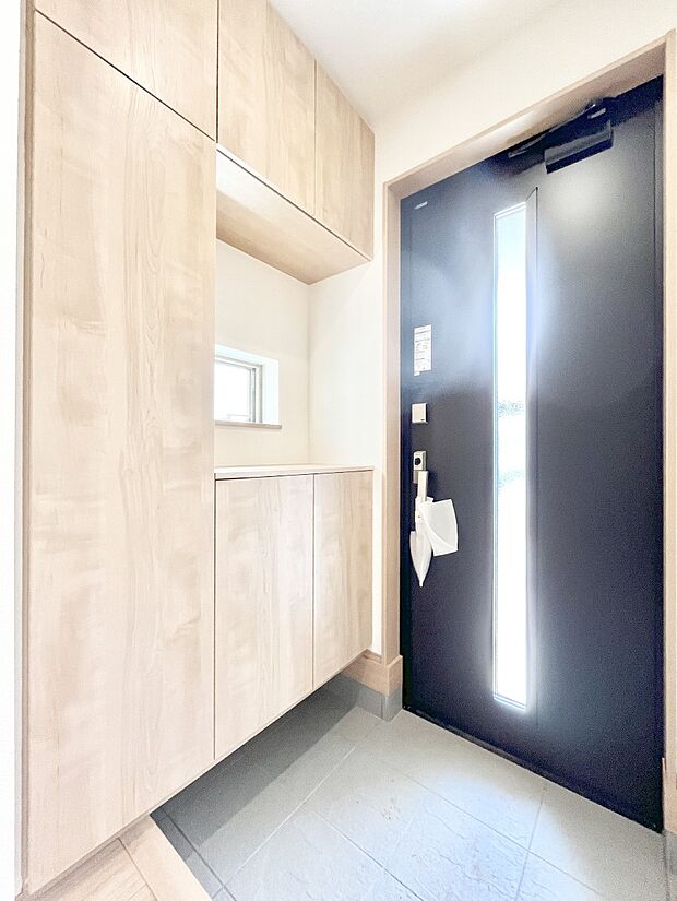 明るい玄関はお客様をお出迎えするのにぴったりです!