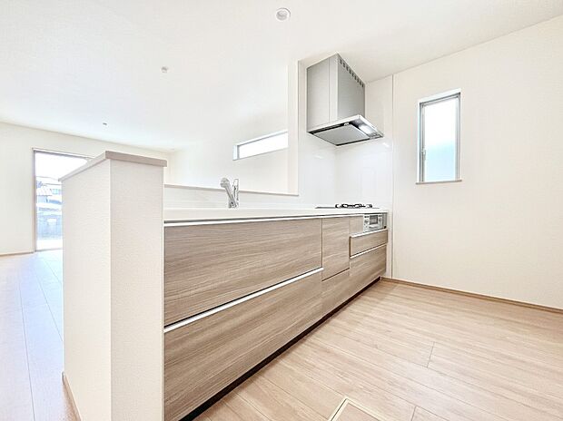 爽やかな風が通り抜けるキッチン。窓があるので明るく換気にも役立ちます。