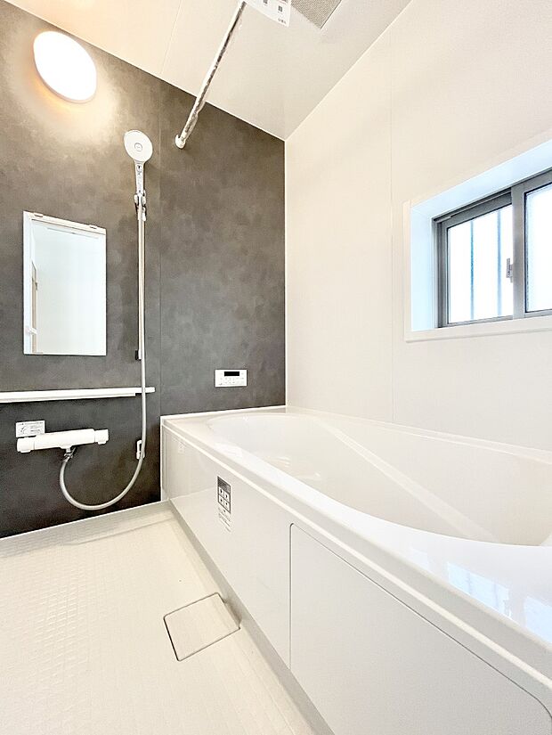 ◆B号棟◆～Bath Room～　足を伸ばして入浴することが可能！一日の疲れを癒す貴重なバスタイムです。お子様とご一緒でも十分な広さなので、リビングとは違った家族団欒のひと時をお楽しみいただけます。