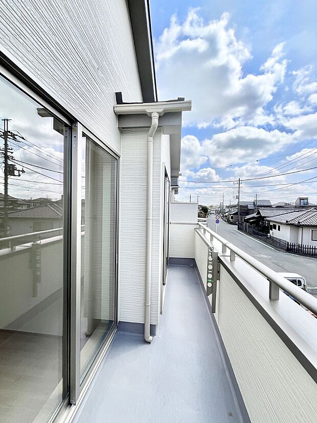 ◆B号棟◆～Balcony～　大きな空に囲まれた気持ちのいい家。バルコニーを覗くだけで圧倒的な開放感に包まれます。バルコニーは陽がさしこみお布団や洗濯物を気持ちよく干すことができます。