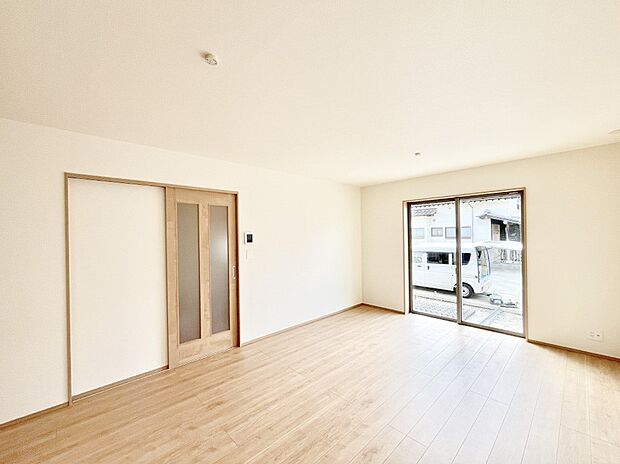 ◆B号棟◆～Living～　豊かな陽光がこの場所を照らしだす。光溢れるこの空間はみんなの笑顔が集う場所、時を忘れ、つきることのないたわいもない会話を楽しむ時間、たくさんの思いが綴られる場所。