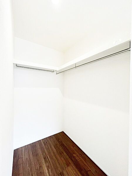ウォークインクローゼットの活用で生活空間スッキリ