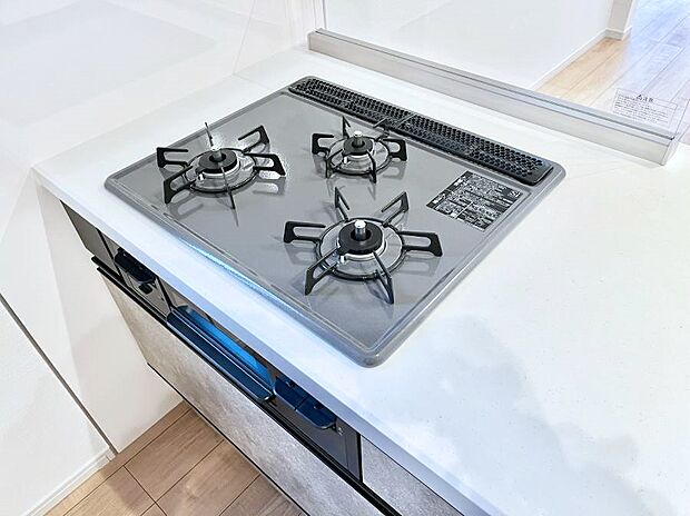 ガスコンロはSiセンサー搭載。火力調節や焦げ付き・消し忘れも防いでくれます。