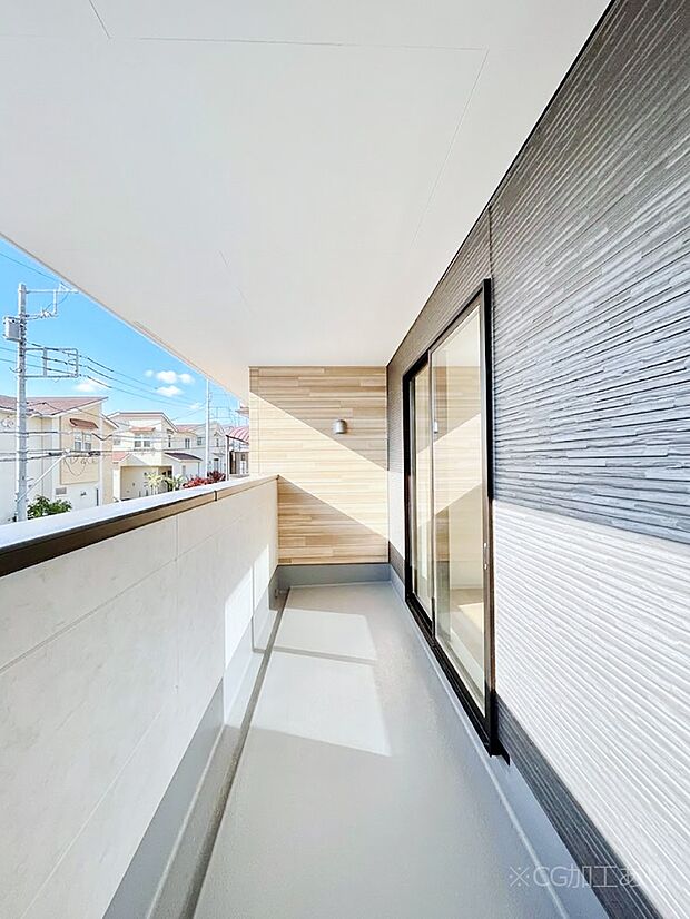 屋根付きのバルコニーで急な雨から洗濯物を守ります!