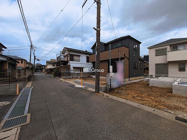 ~Exterior~ 前面道路:南西 5m 公道 前面道路は閑静な住宅地をはしる車通りの少ない道路。駐車の出し入れもらくらくです!ご不明点・現地見学のご希望は、お気軽にお問い合わせください!