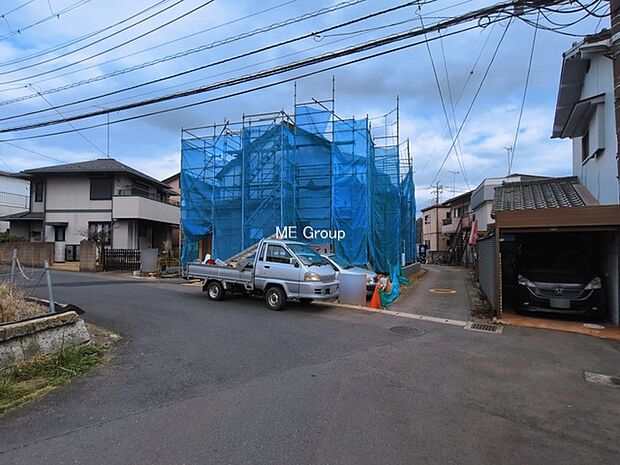 ~Exterior~ 前面道路:南西 6.09m 公道、南東 3.29m 私道 低層の一戸建てを中心とした街並みが整然と続き、周辺は高い建物が建っていないので、緑の多い閑静な趣を感じる環境です。