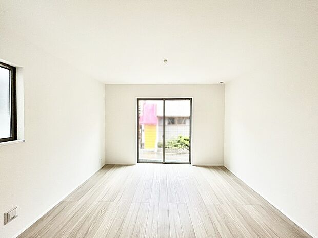 ～Living～　飽きの来ないシンプルでおしゃれなLDK。大きな窓から日差しが差し込むので室内も明るく、家族の憩いの場としてピッタリです。開放感と日当たりの良さを是非ご覧ください！