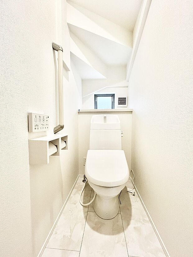 ～Toilet～　綺麗・スッキリ・快適なウォシュレット付トイレでくつろげる空間です。1、2階共にトイレスペース！採光もあり明るく、快適空間となっております♪毎日使う場所だからこその配慮です！