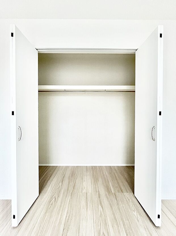 ～Closet～　壁面クローゼットがあればタンスを置く必要がなく、出っ張りのないスッキリ空間を維持できます。限られたスペースを有効に活用できそう。季節の衣類や趣味の品などたっぷり収納出来ますね♪