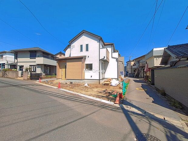 ～Exterior～　前面道路：南西 6.09m 公道、南東 3.29m 私道　低層の一戸建てを中心とした街並みが整然と続き、周辺は高い建物が建っていないので、緑の多い閑静な趣を感じる環境です。