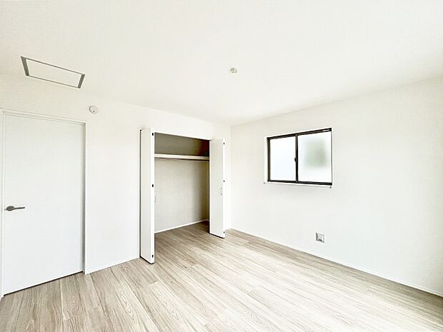 ～Bed Room～　部屋数が多いのが戸建てのメリットです。ご家族が増えたことで手狭に感じていた住まいも戸建てでは各居室プライバシーを保つことができます。住まいにゆとりが生まれ心もリラックスできます♪