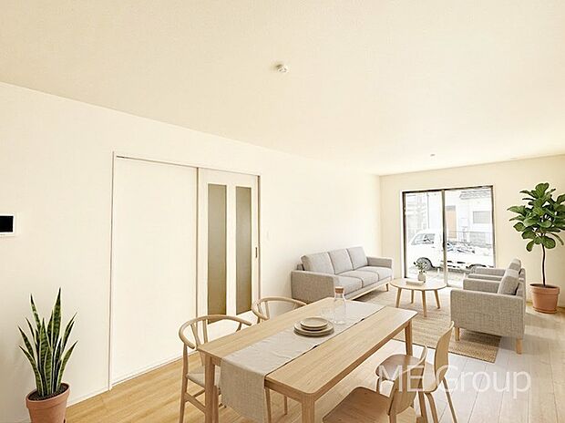 ご家族の賑やかな話し声で包まれる明るいリビング ※家具はCGです