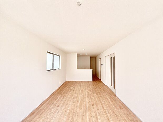 明るい陽光が注ぎ、寛ぎの雰囲気に満たされるリビング・ダイニング。 