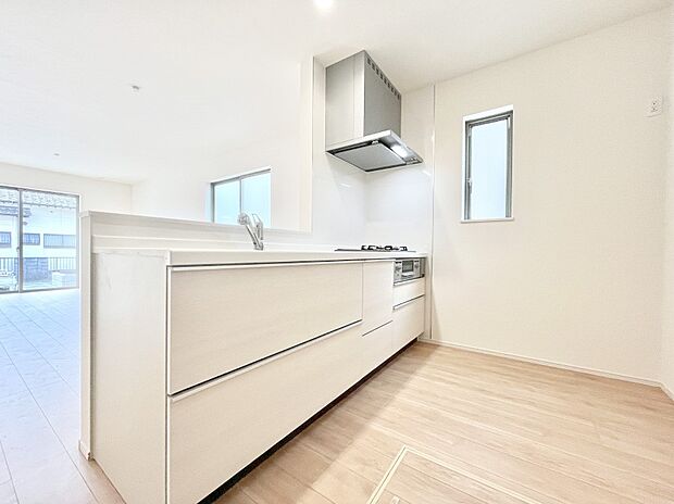 爽やかな風が通り抜けるキッチン。窓があるので明るく換気にも役立ちます。