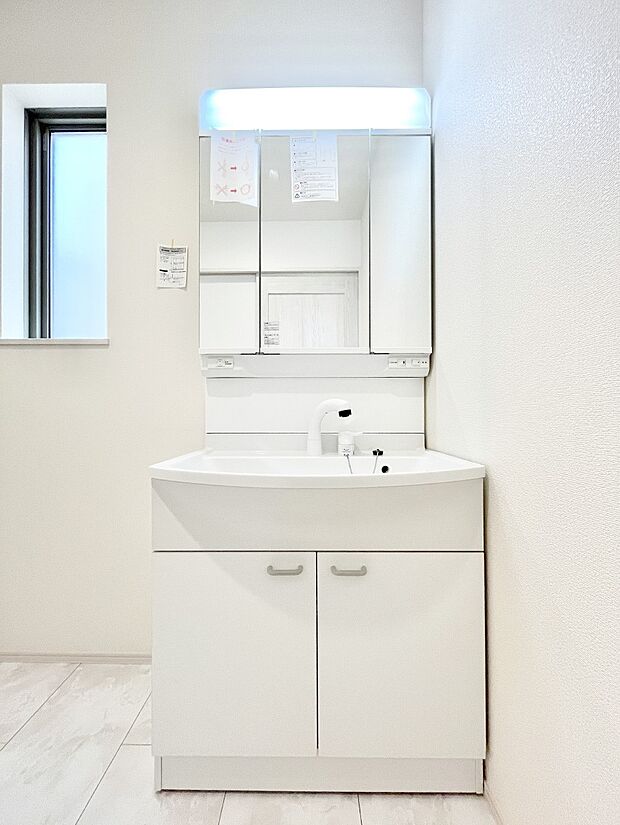 大きく見やすい三面鏡で清潔感ある洗面台は、身だしなみチェックや肌のお手入れにおすすめです。