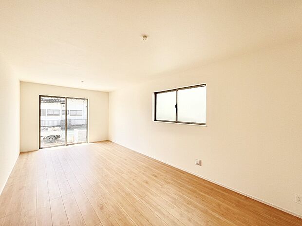 日当たりの良いリビング。お気に入りのグリーンを飾れば更に心地よさがアップ！