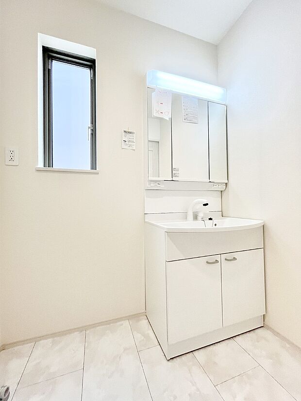 小窓がついているので換気ができて清潔感があるランドリースペース