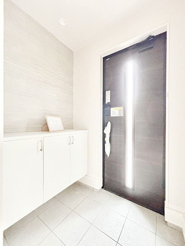 ~Entrance~ 家の中でお客様を迎える最初の場所である玄関は、家の印象そのものです!豊富な玄関収納で、常に綺麗に保つことが出来ます♪玄関にはたっぷり収納の下駄箱を完備!