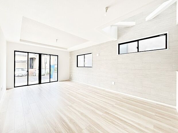 ~Living~ 飽きの来ないシンプルでおしゃれなLDK。大きな窓から日差しが差し込むので室内も明るく、家族の憩いの場としてピッタリです。開放感と日当たりの良さを是非ご覧ください!