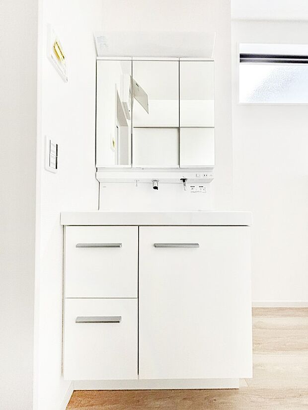 三面鏡キャビネット・シャワー付き洗面化粧台で忙しい朝の身支度もスムーズに!