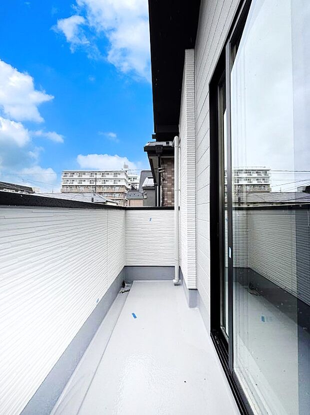 ~Balcony~ バルコニーは温かい陽がさしこみ、お布団や洗濯物を気持ちよく干すことができます。 使いやすく開放的なバルコニーです♪陽ざしがたっぷり降り注ぐ、バルコニー付き住まい。