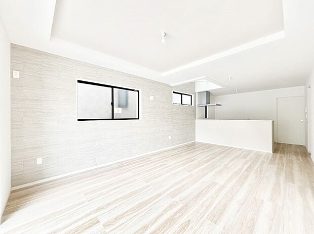 ~Living~ 家族の食事や団らんのほか、子どもを遊ばせたり、友人を招いたりするLDKは住まいの中心。長時間過ごす場所だから、その空間は住まい全体の居心地を左右します。