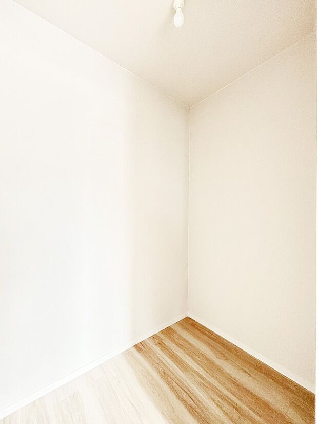 ~Walk-in Closet~ 必要なものやコーディネートを一覧して確認でき、身支度や準備が短時間で済むウォークインクローゼットを設置しました。家の中をすっきりとさせる便利な収納スペースです。